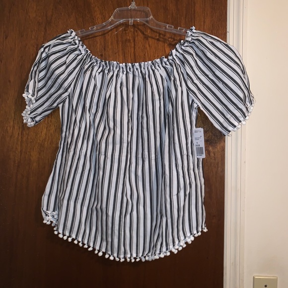 Forever 21 Tops - Woven Top/off shoulders black and white Forever 21 Tops - Woven Top/off shoulders black and white